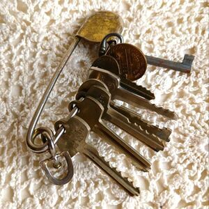 Vintage Steel Large Safety Pin with 7 Keys‎